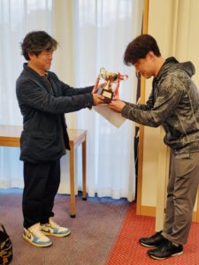 優勝トロフィー授与