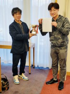 優勝トロフィー授与